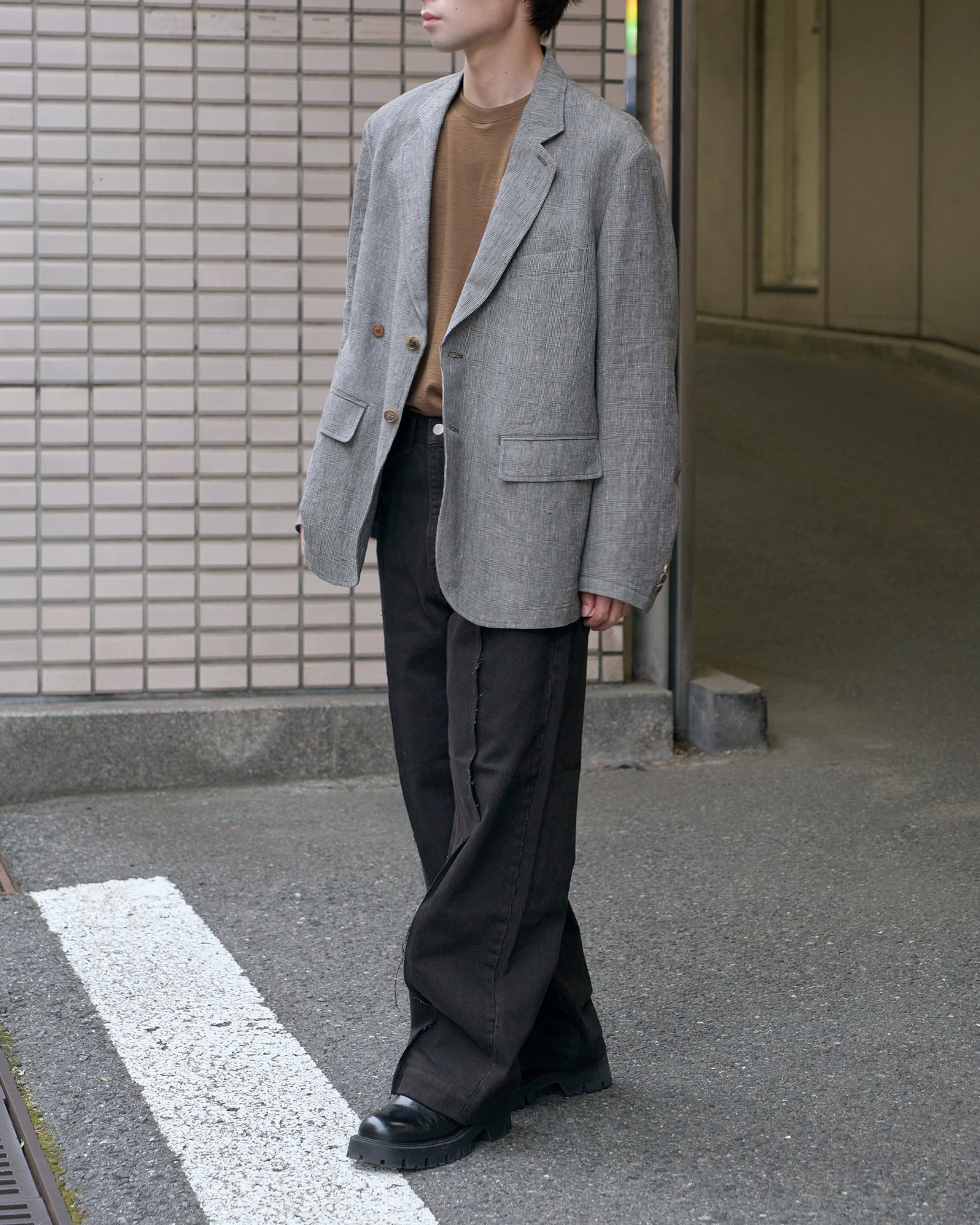 デニムパンツを穿いたモデル