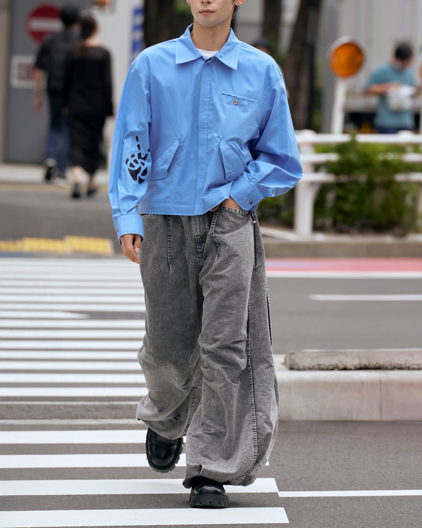 デニムパンツを穿いたモデル