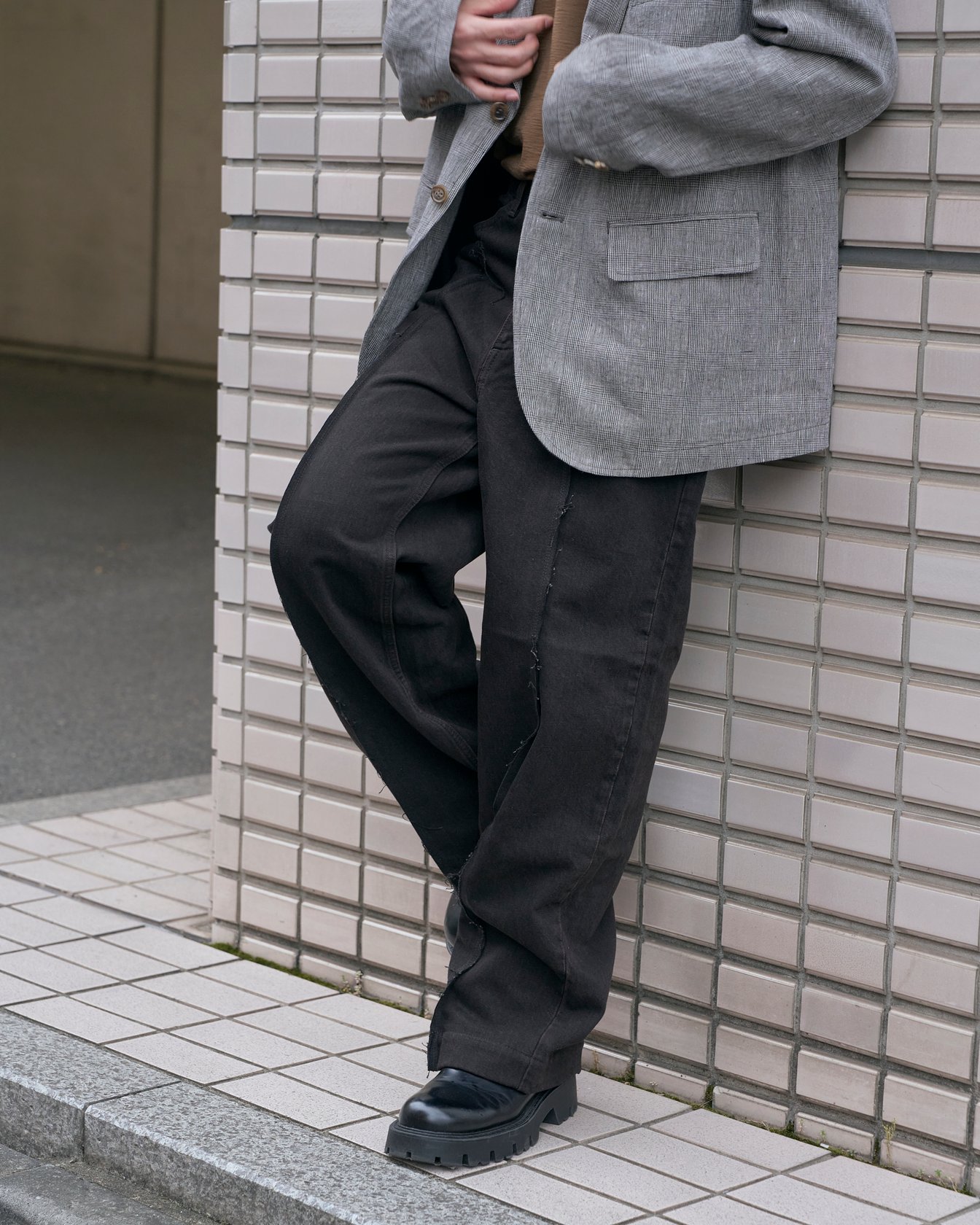 デニムパンツを穿いたモデル