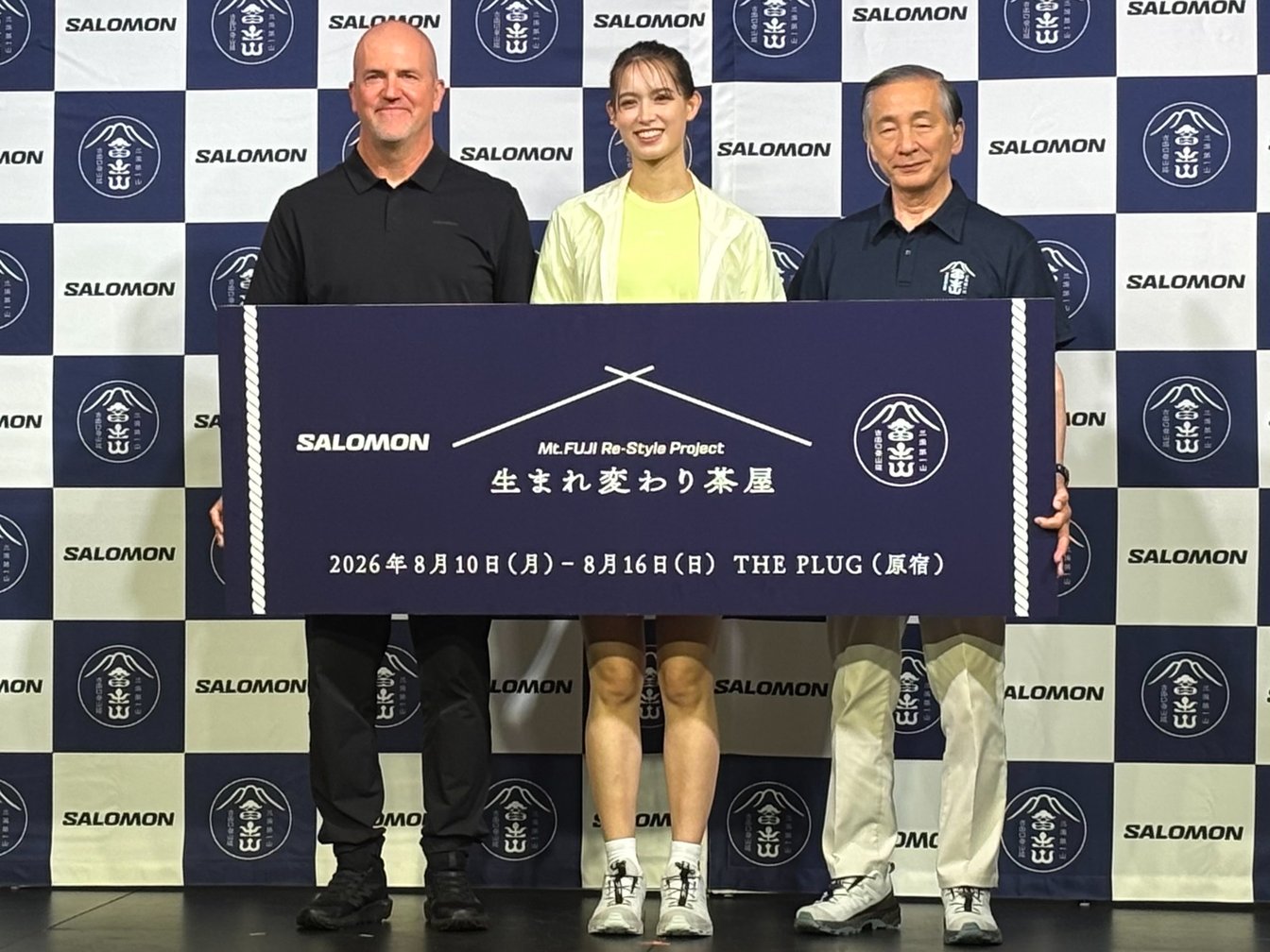 左からショーン・ヒリアー アメアスポーツジャパン社長、タレントのトラウデン直美さん、堀内茂 富士吉田市長