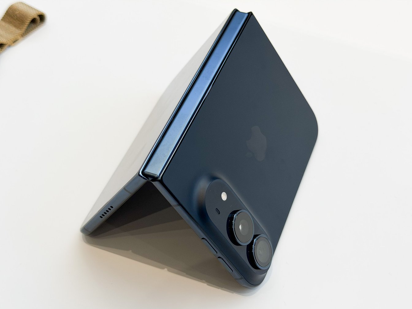 半開きのスマホ