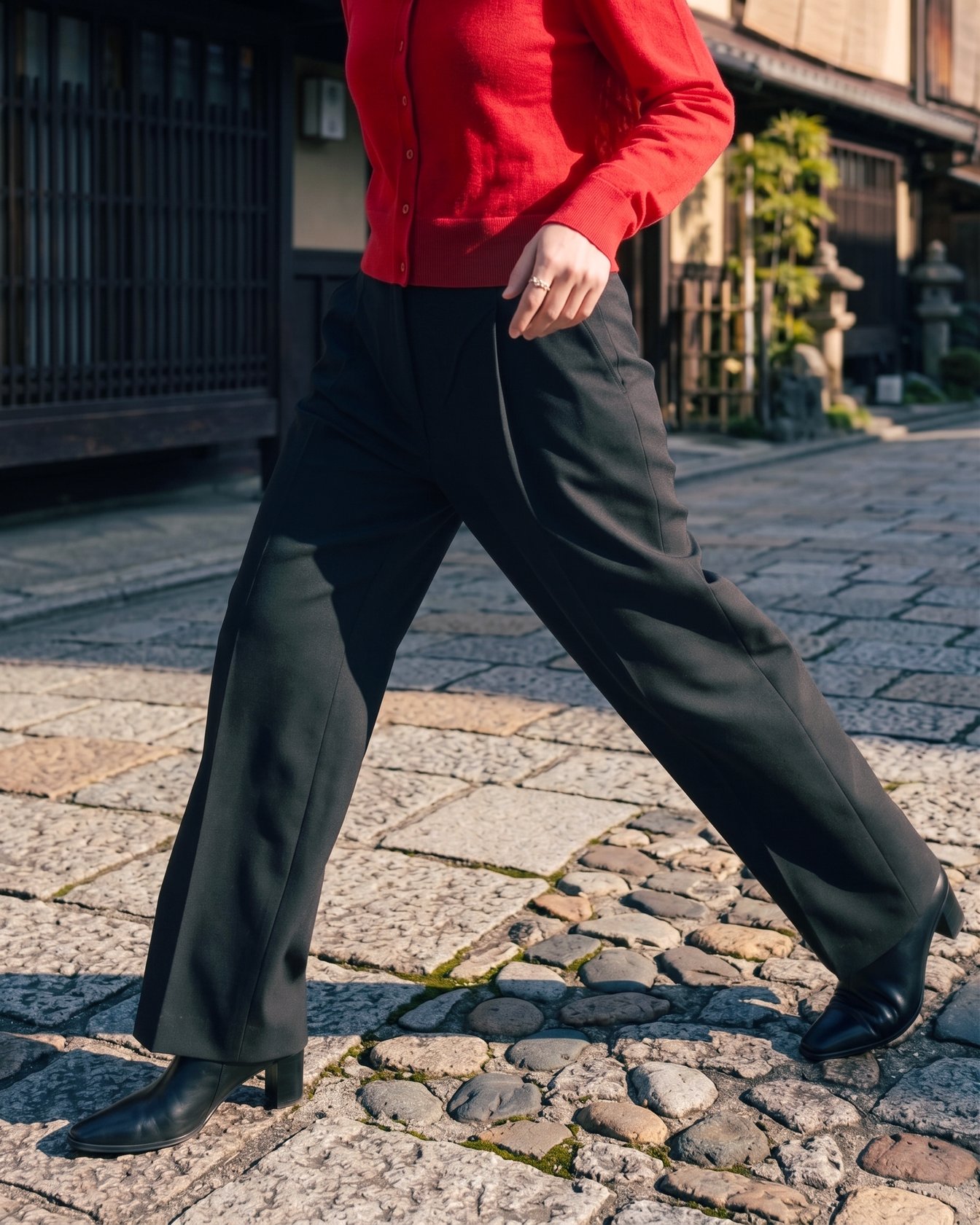 スラックスを穿いたモデル