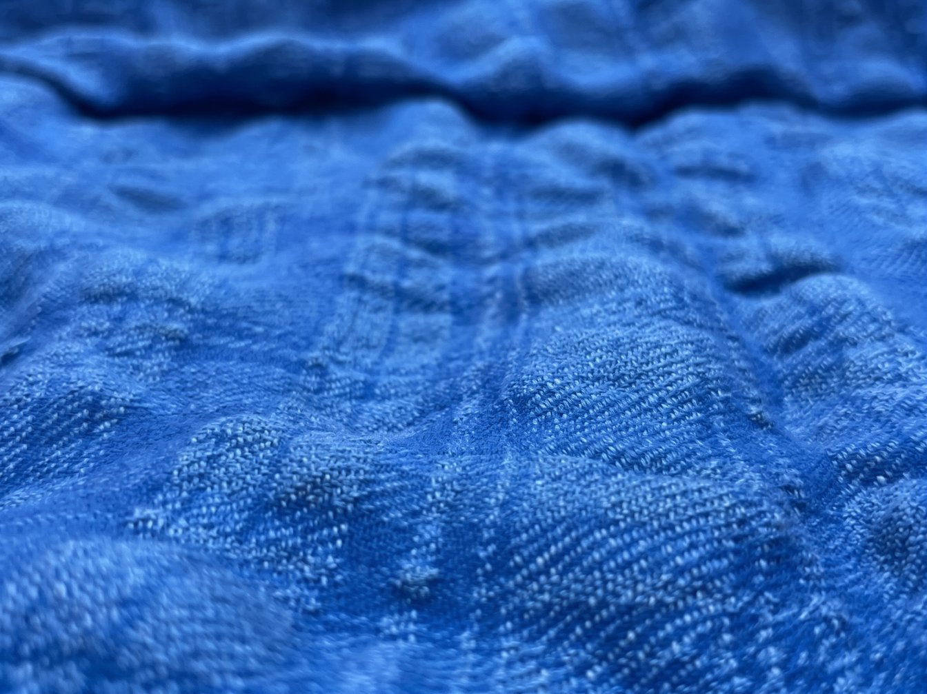 麻特有のシワを際立たせたウール×麻の生地