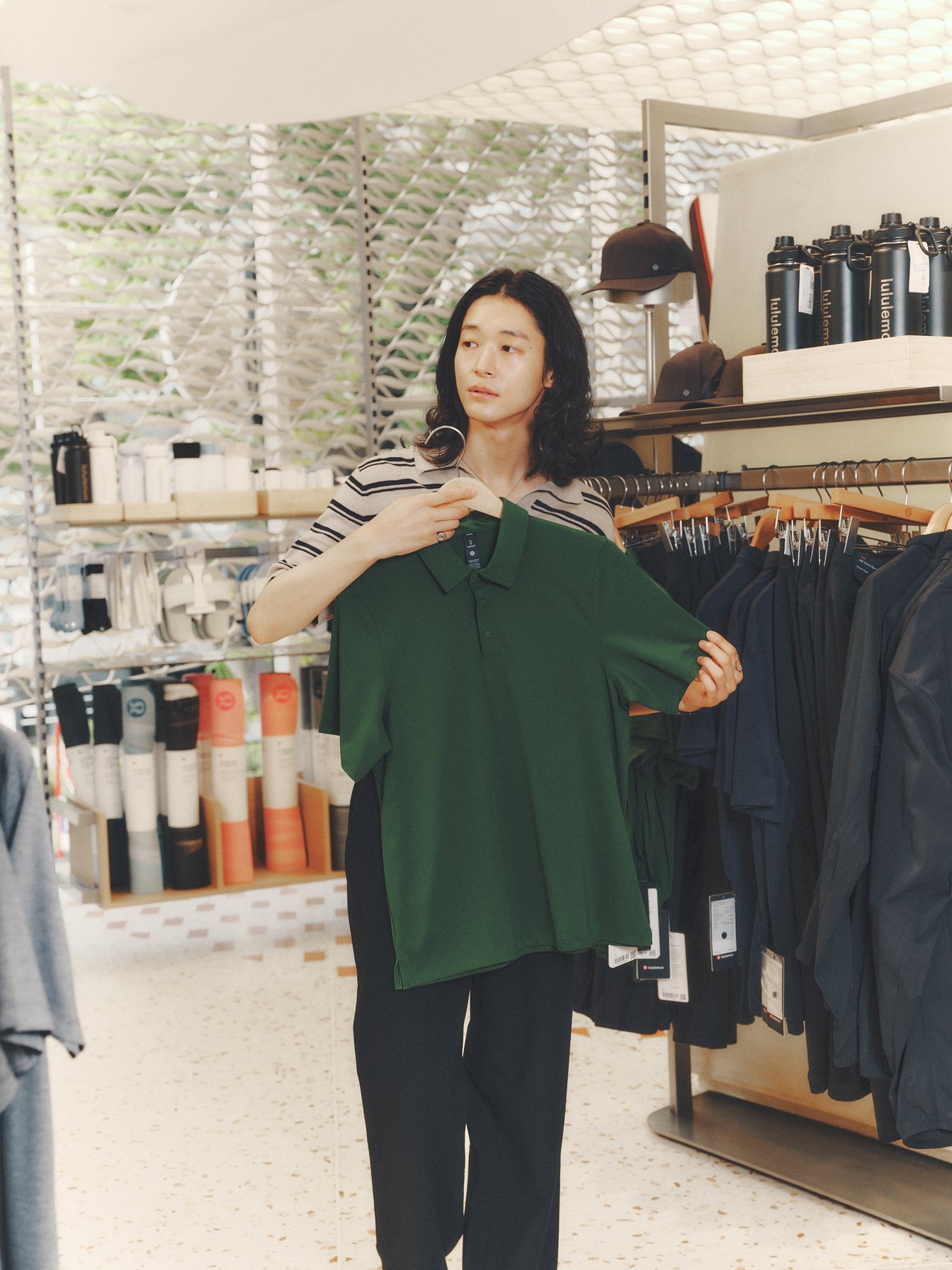 Tシャツを持ったモデル