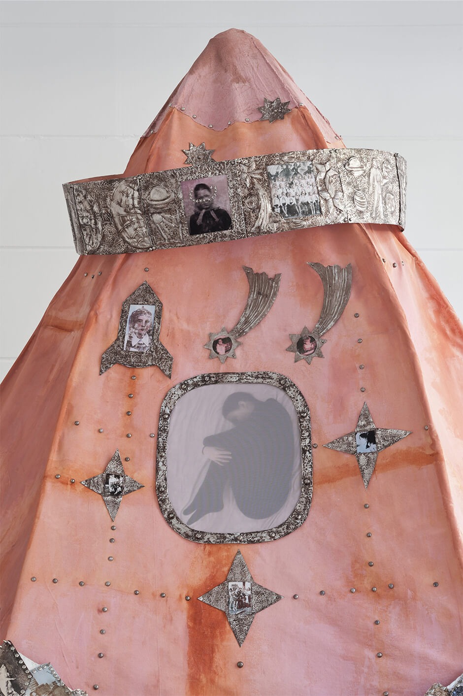 Polina Osipova, A device for flying to the ancestral stars (detail), exhibition view Cosmologies at Play at Neun Kelche, Berlin 2026, Copyright Dorothea Dittrich, VG Bildkunst 2026