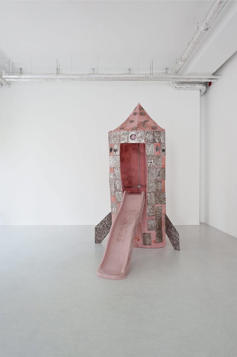 Polina Osipova, Sliding towards the Ancient, exhibition view Cosmologies at Play at Neun Kelche, Berlin 2026, Copyright Dorothea Dittrich, VG Bildkunst 2026