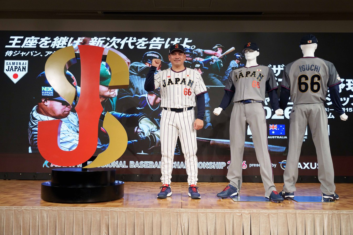 新ユニフォームを身につけた井口監督の画像