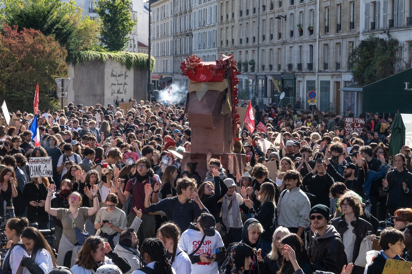フランスの学生デモに「トロイの木馬」を模した象徴的なオブジェが登場した