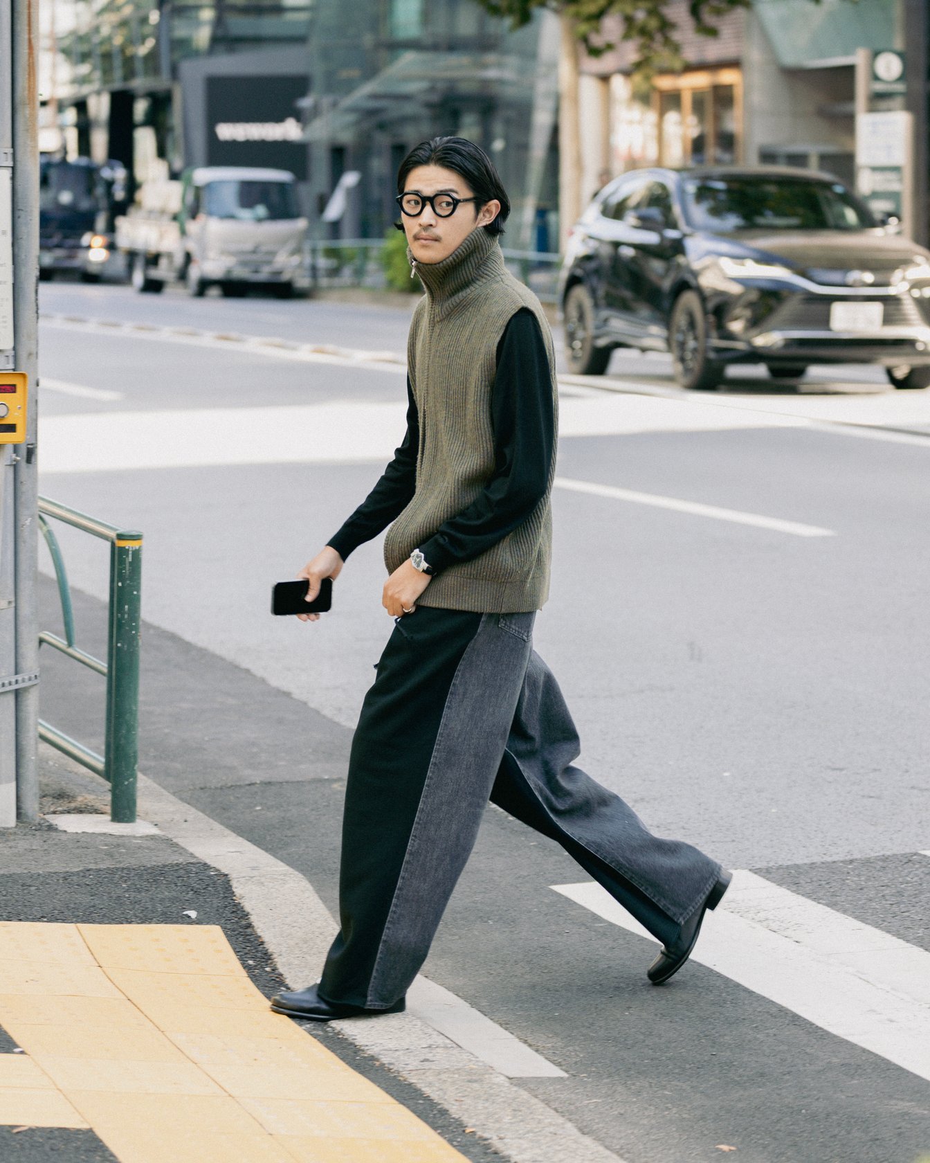 デニムパンツを穿いたモデル