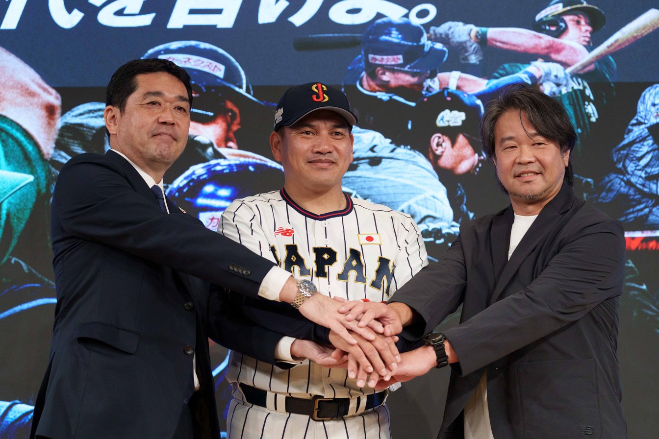 記者会見に登壇した井口資仁 侍ジャパン監督（中央）、久保田伸一ニューバランスジャパン社長（右）、高橋渉NPBエンタープライズ社長の画像
