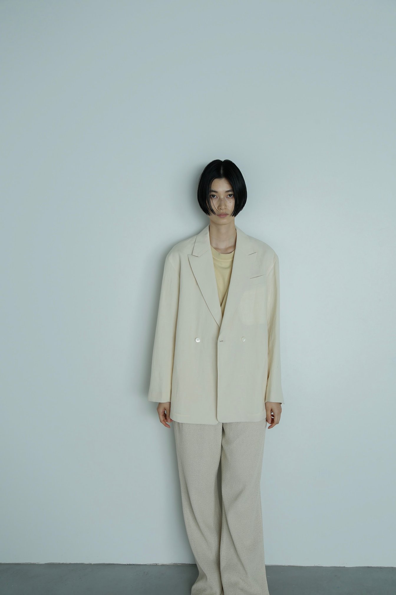 アンデコレイテッドのジャケットとパンツを着用した女性モデル