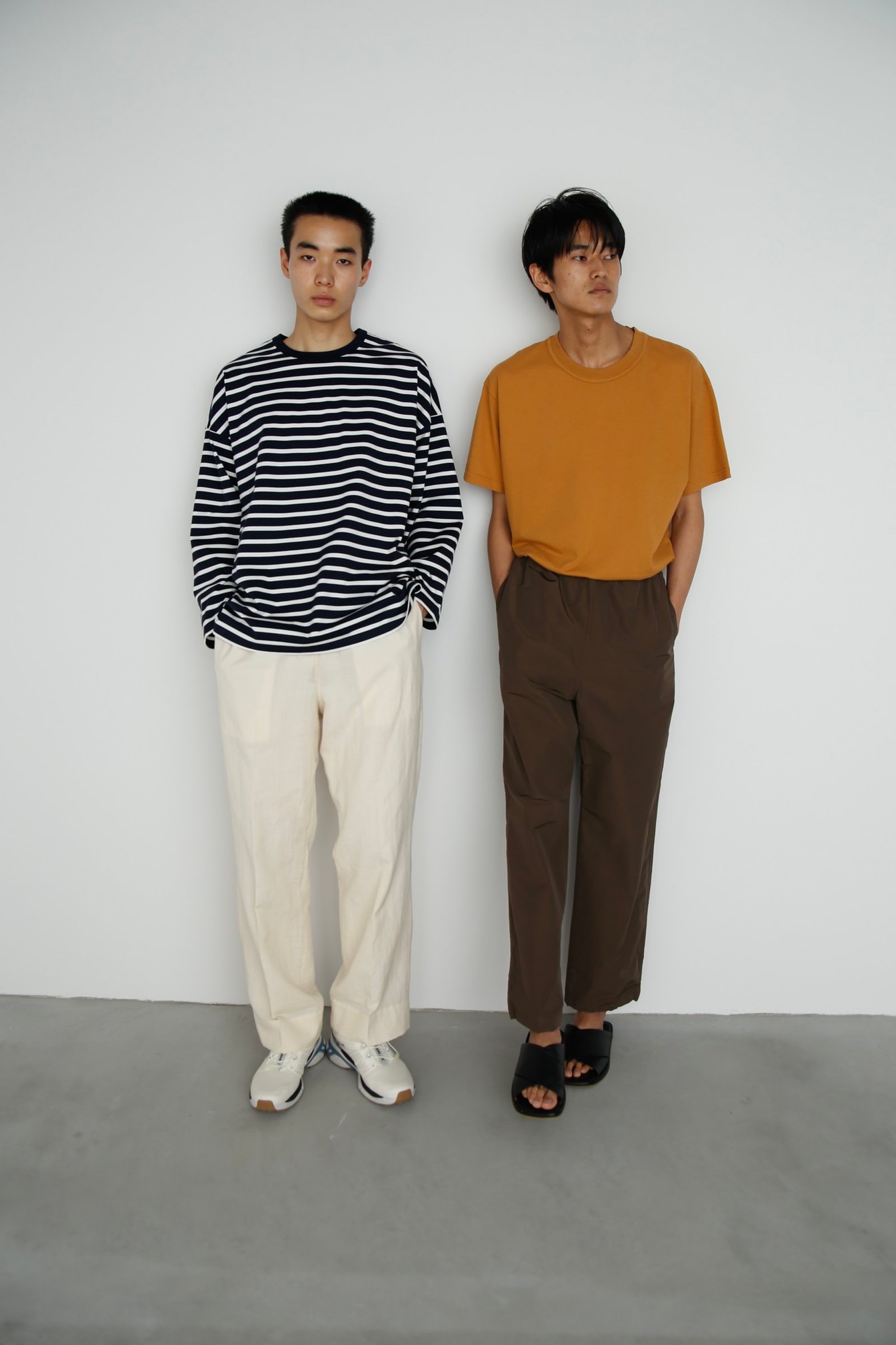 アンデコレイテッドの服を着た2人の男性モデル