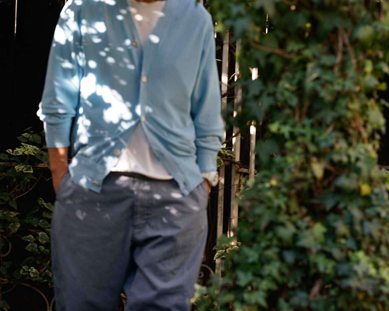 水色のカーディガンを着ているモデル