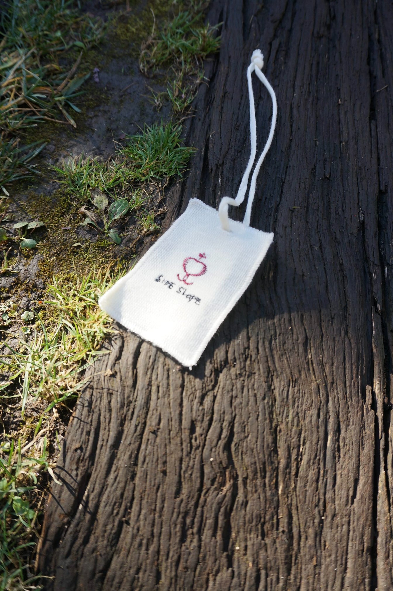 木に付けられたブランドのストラップ