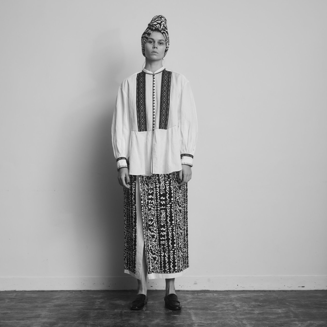 版画のアートワークをプリントしたアイテムを纏った女性モデル