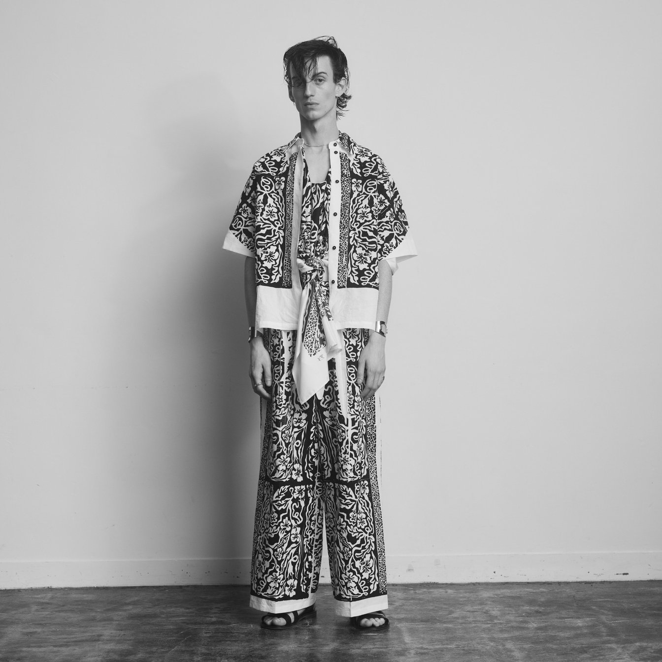 版画のアートワークをプリントしたアイテムを纏った男性モデル