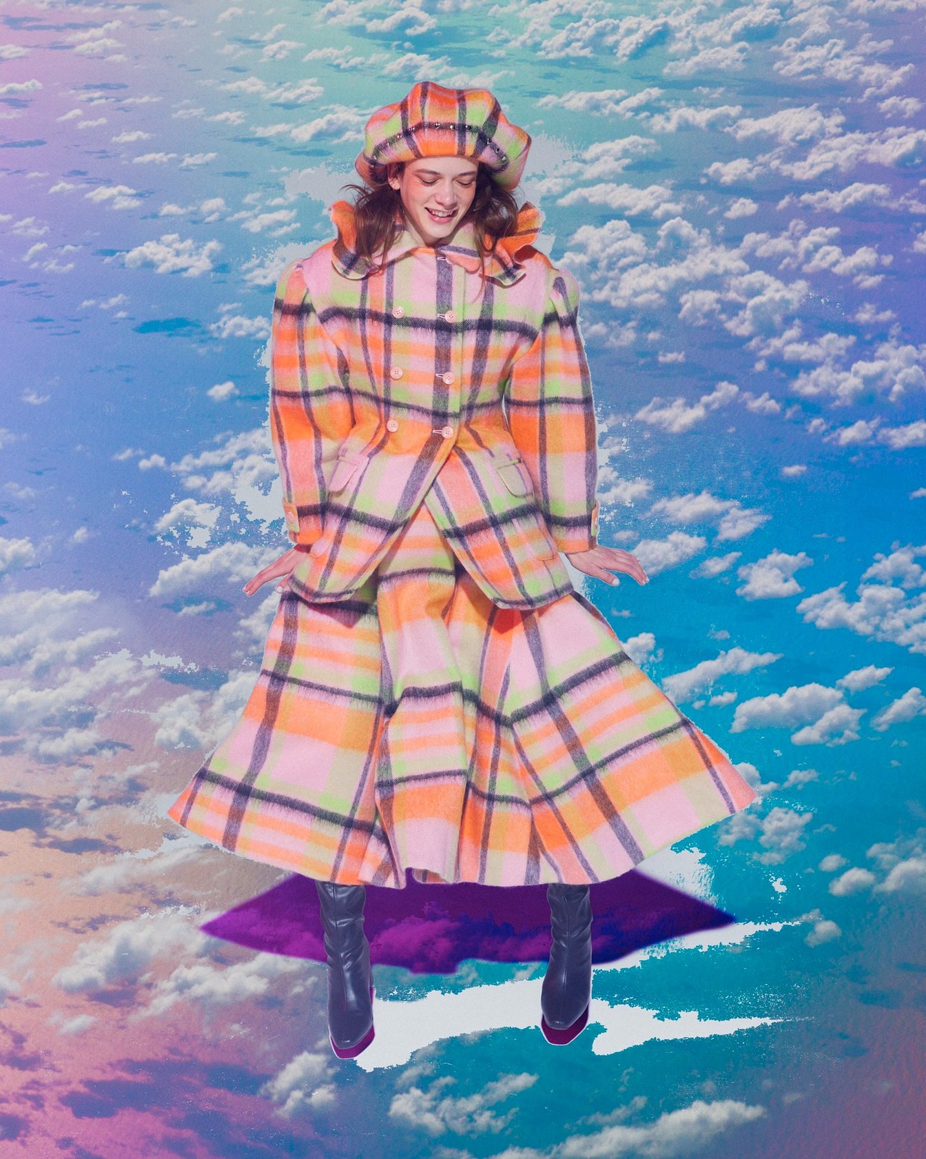 オレンジのチェック模様のスカートセットアップを着た女性モデル