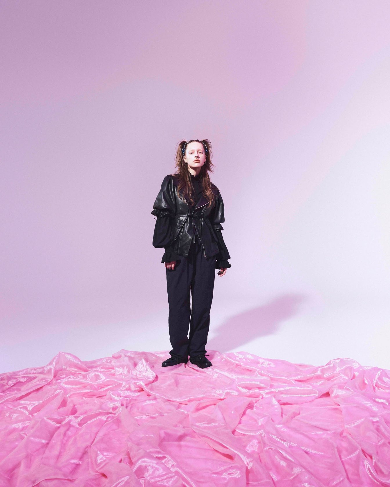 黒のレザージャケットを羽織っている女性モデル