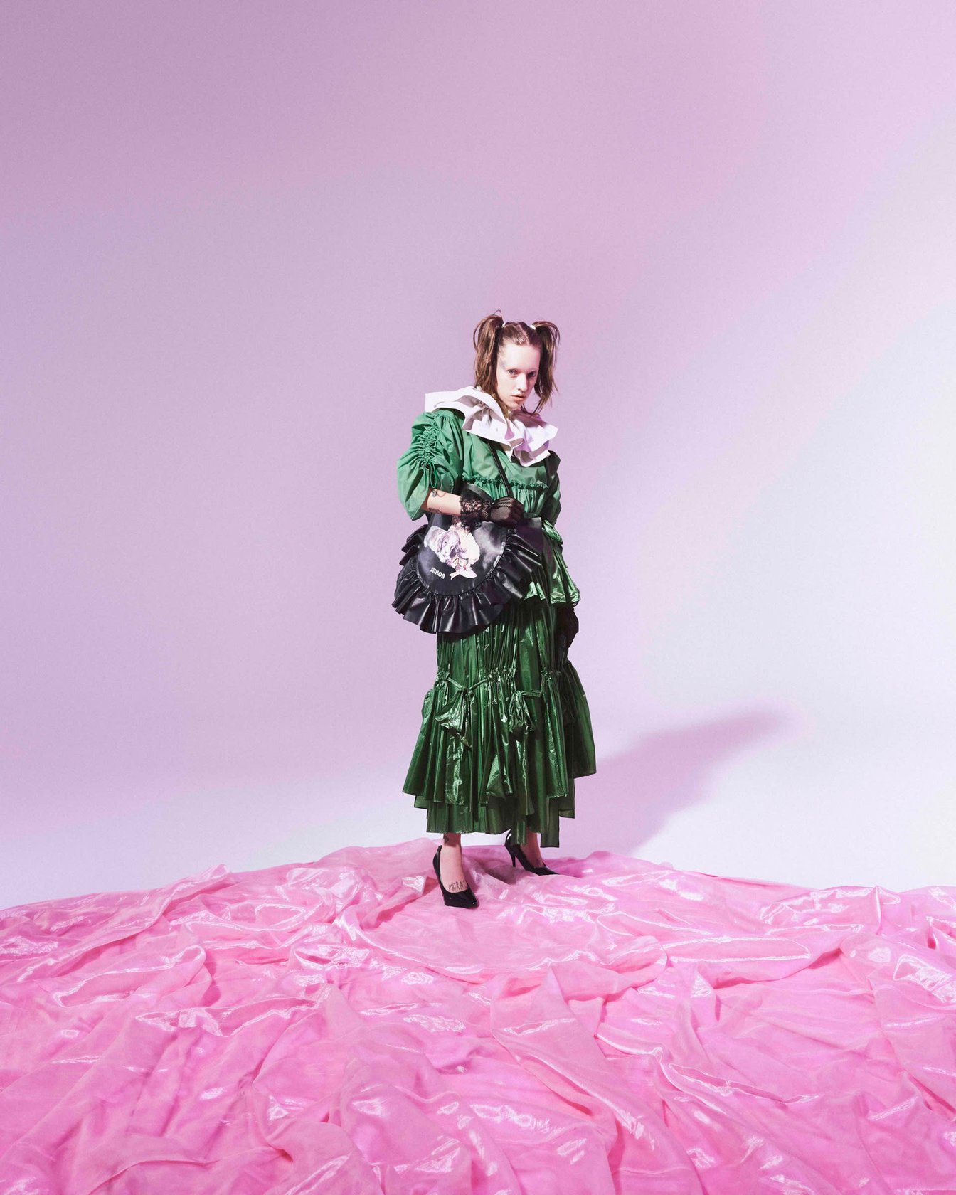 緑のワンピースを纏った女性モデル