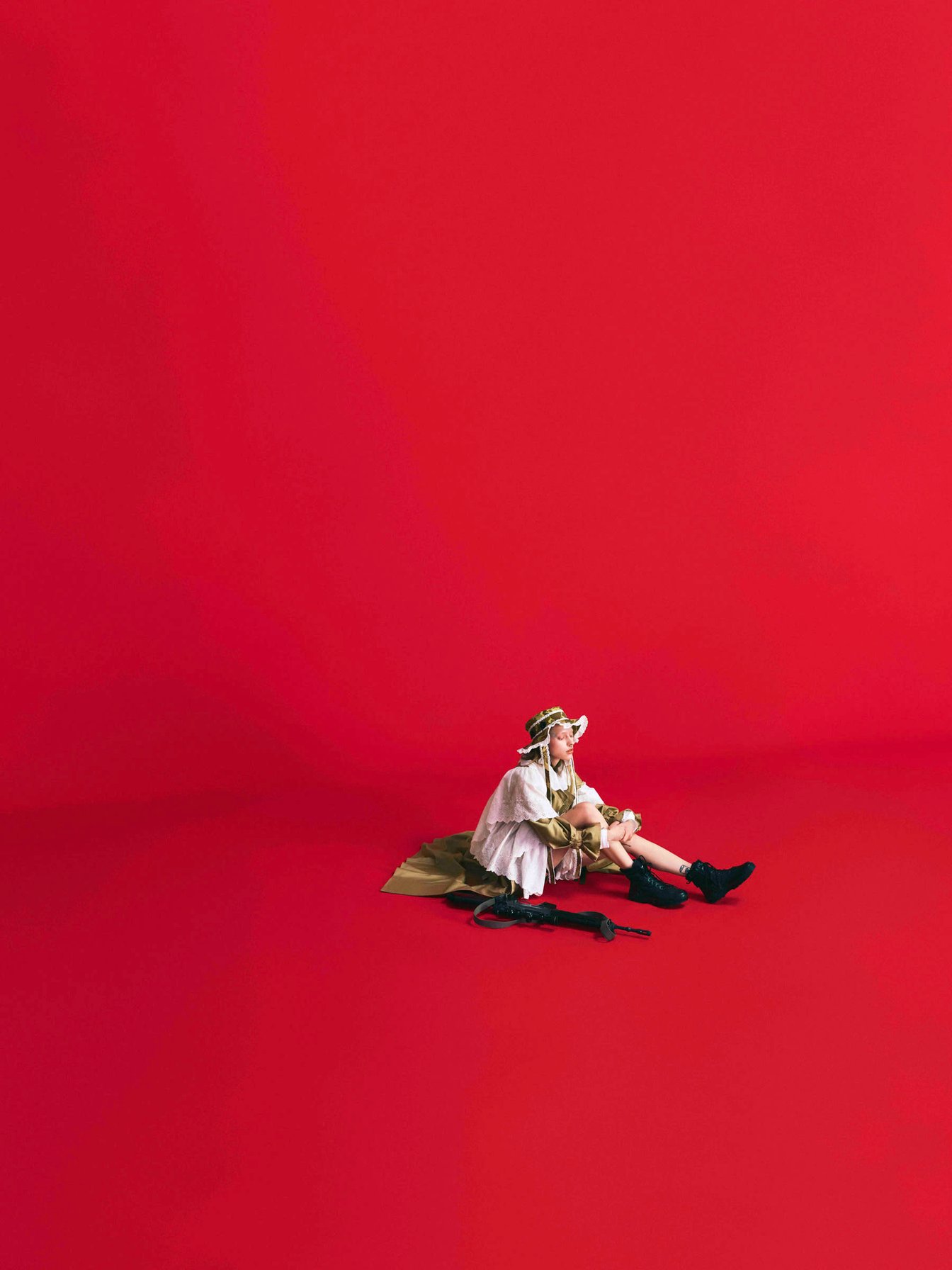 白いトップスを纏うモデル