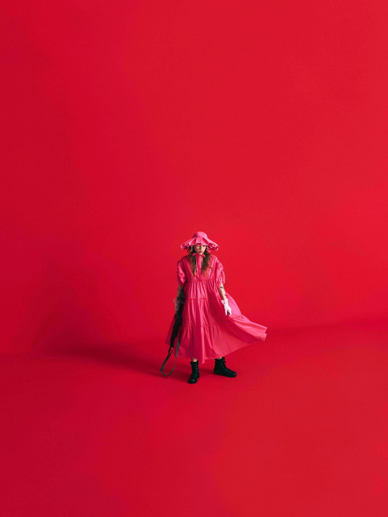 ピンクのワンピースドレスを纏う女性モデル