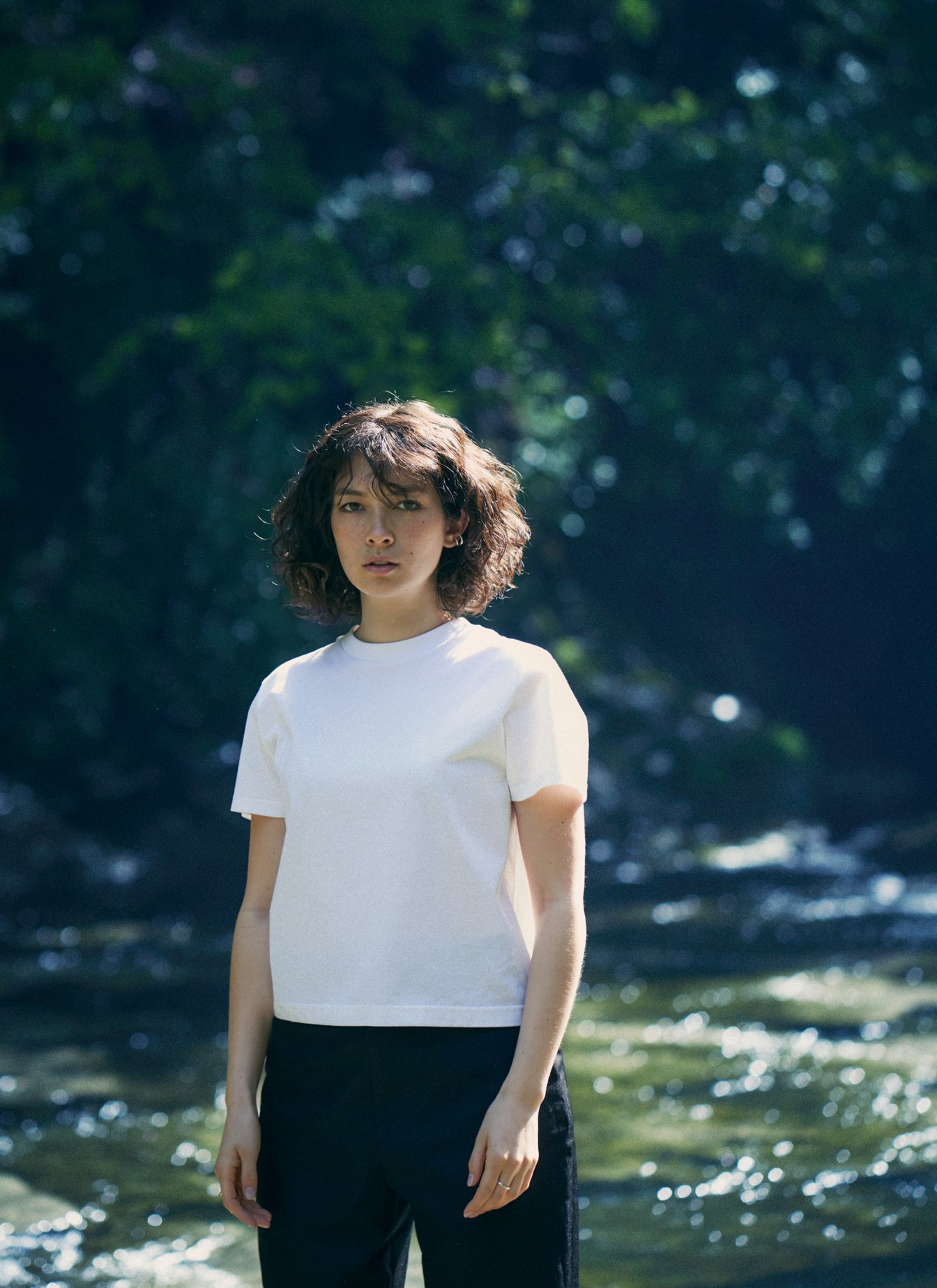 白いシャツを着用した女性