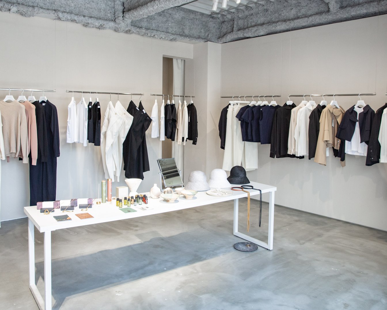 ラックに並んだ洋服