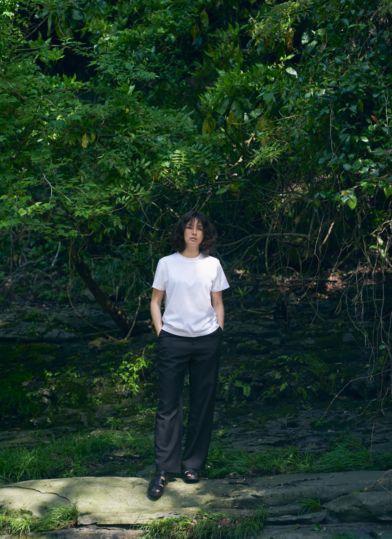 白いTシャツを着た女性モデル