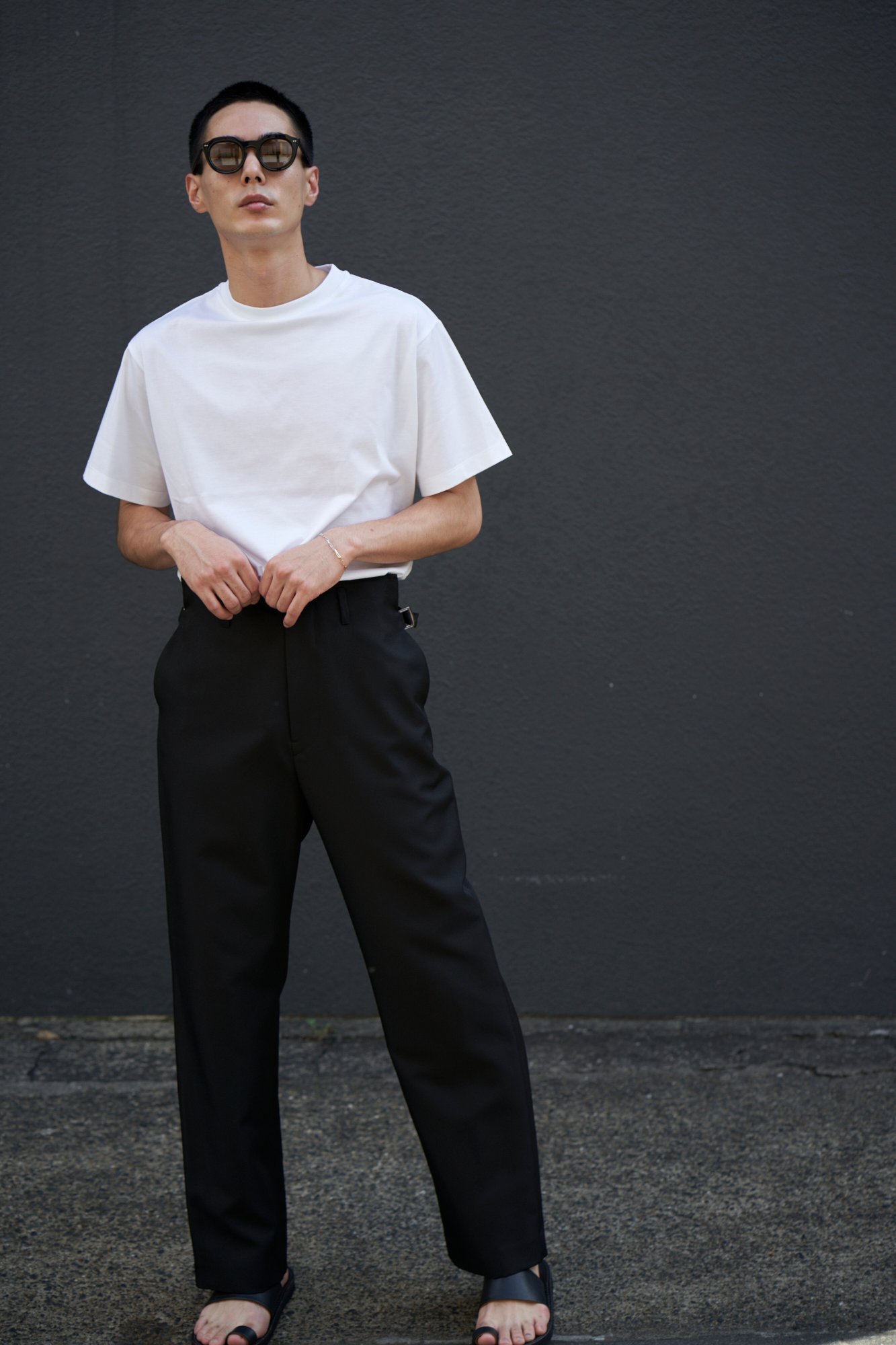 白いシャツを着用した男性