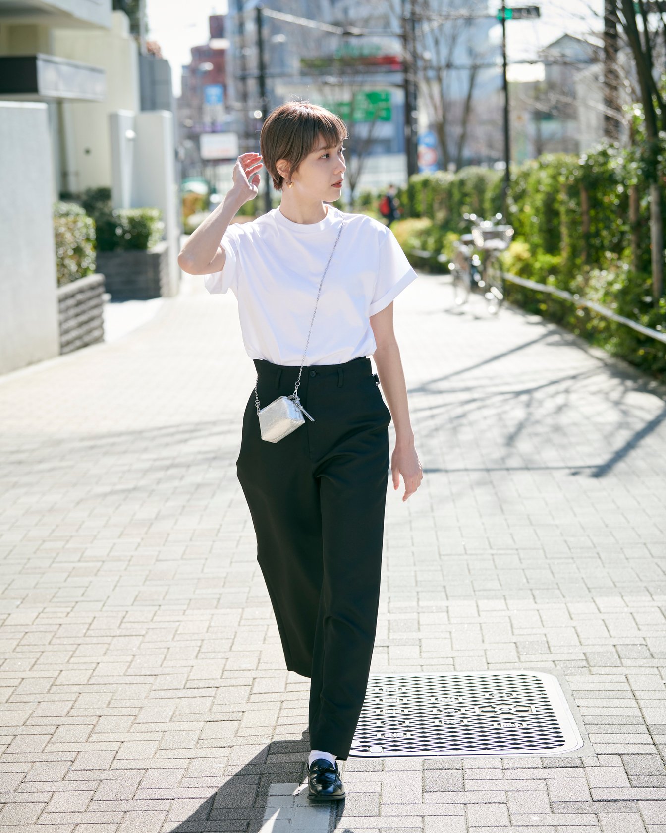 白いシャツを着用した女性