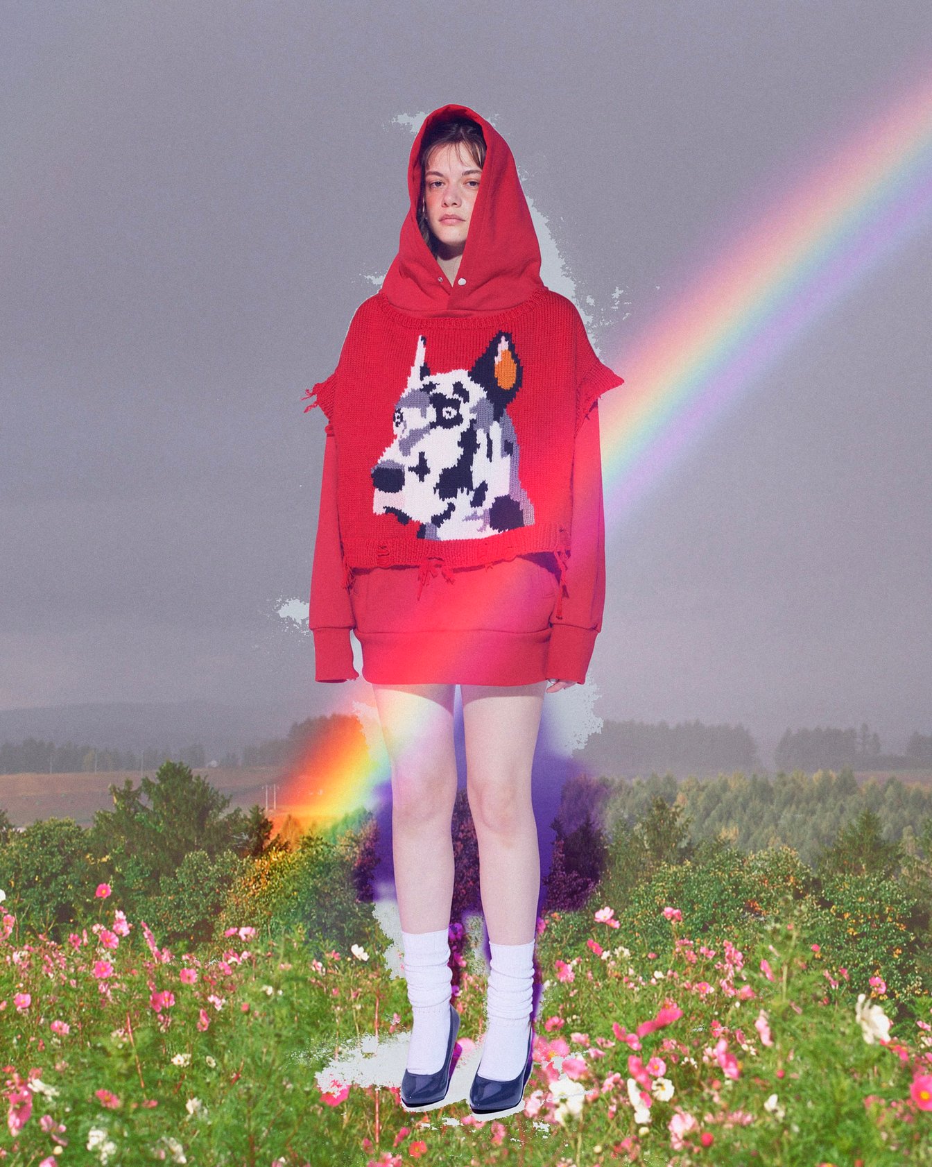 犬柄の赤いニットを着用したモデル