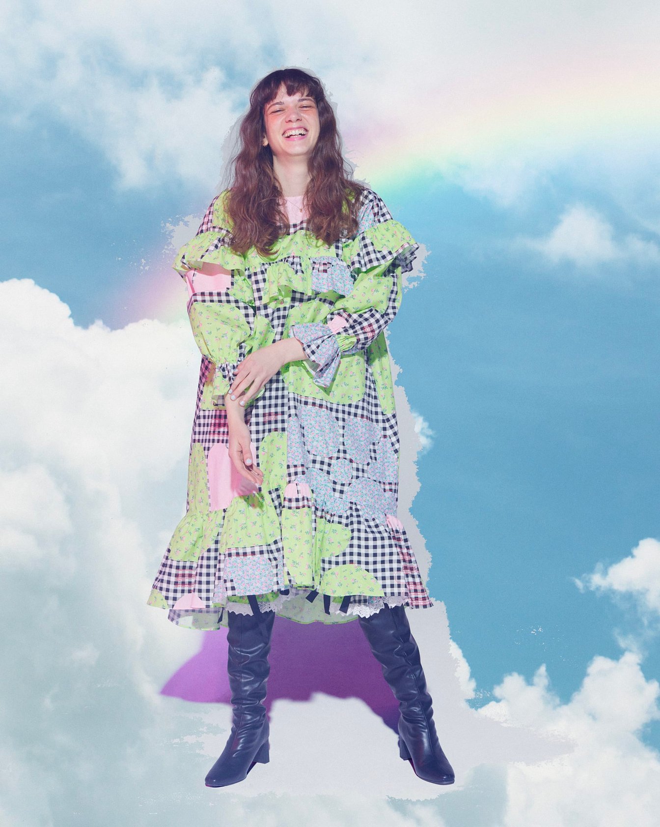 ギンガムチェックのワンピースを着用したモデル