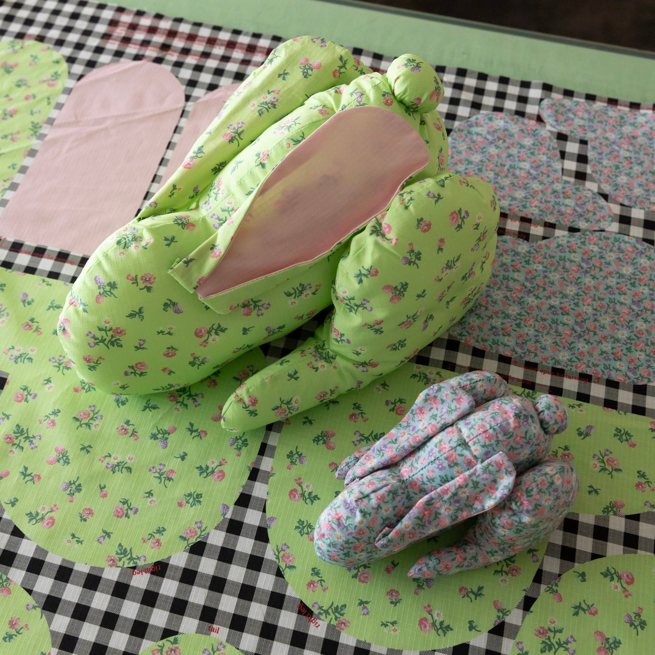 花柄のうさぎのぬいぐるみ