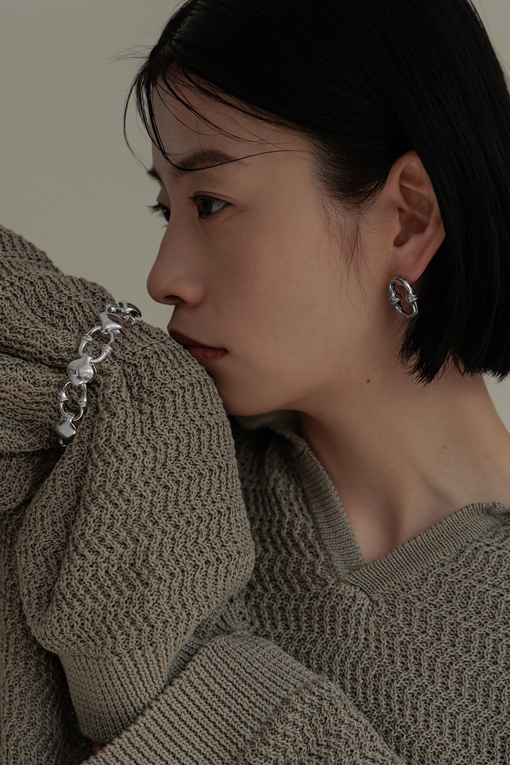 シルバーのブレスレットを着用した女性