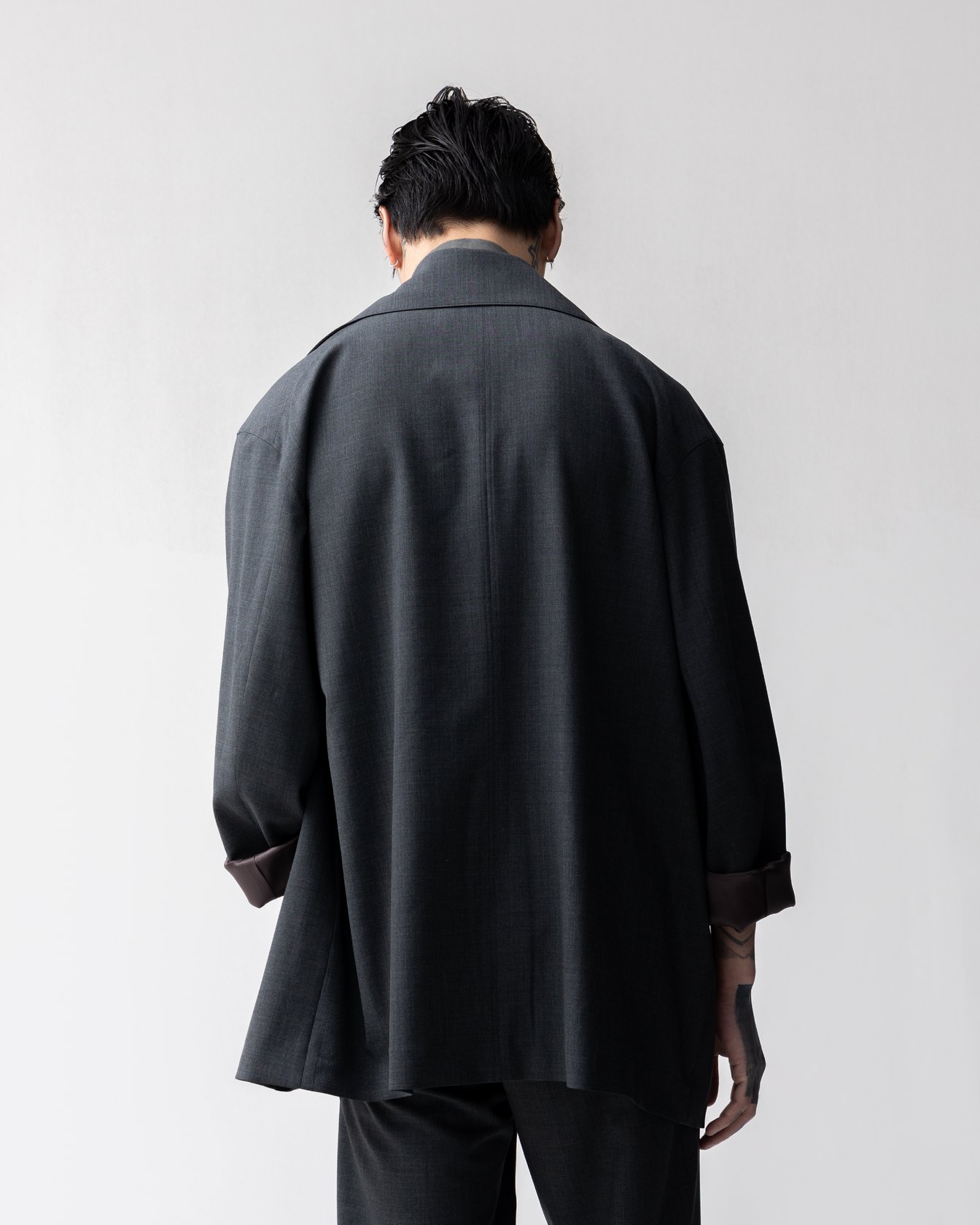 グレーのジャケットの背面