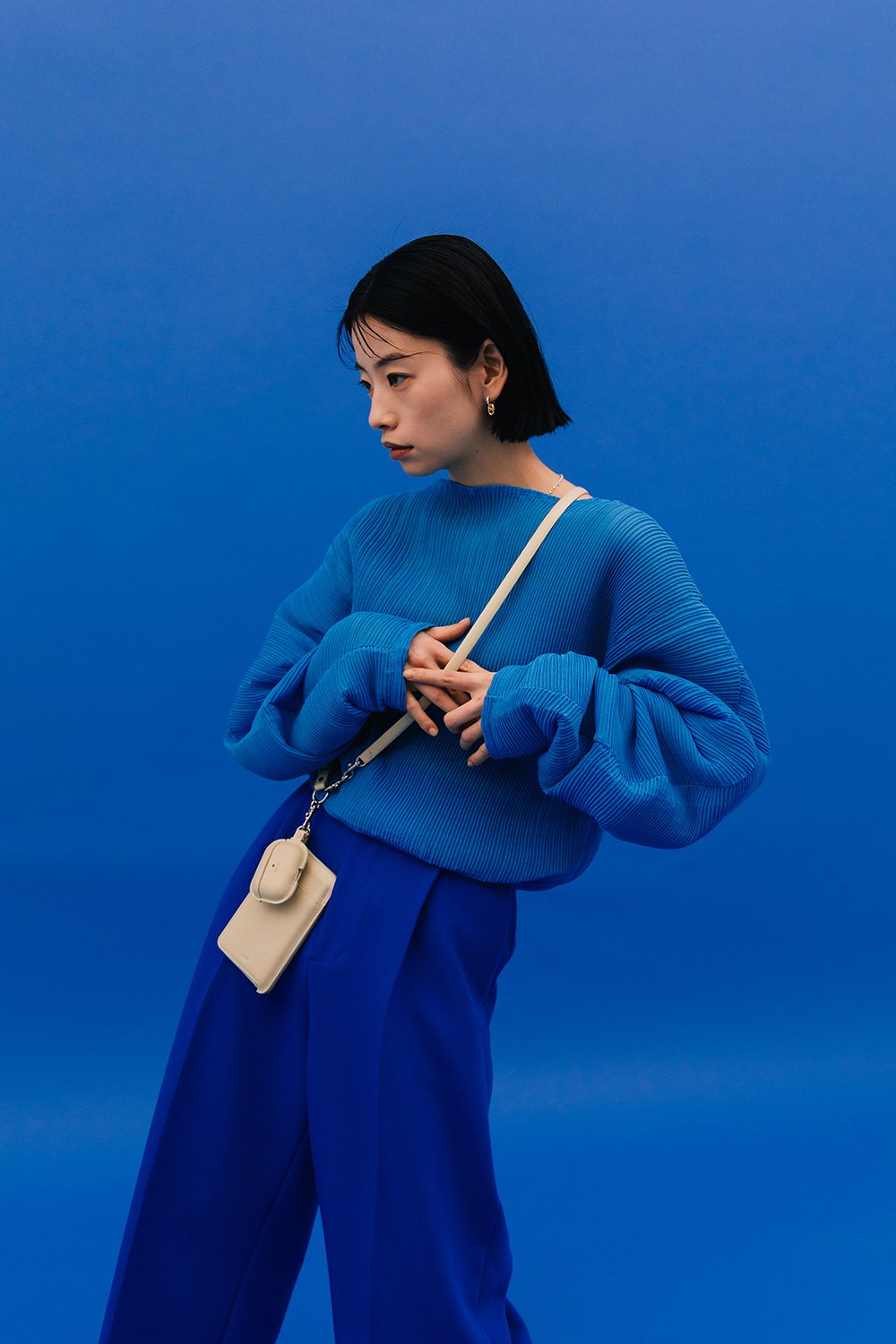 ブルーのコーディネートの女性