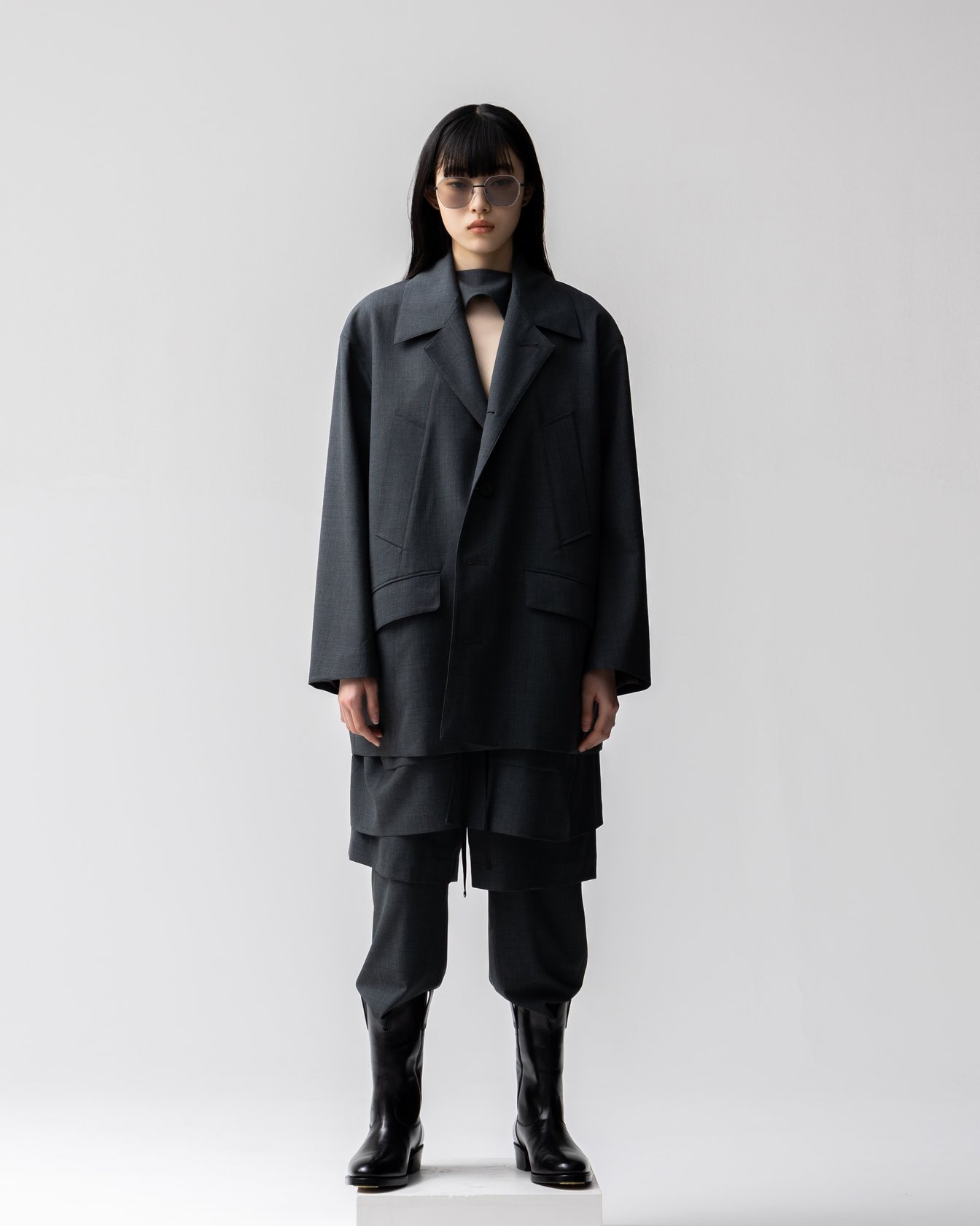 グレーのセットアップを纏った女性