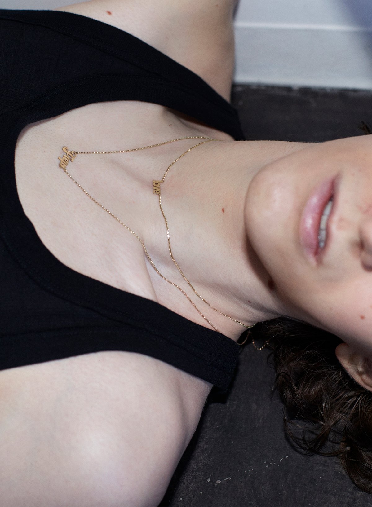 ネックレスをつけた男性モデル