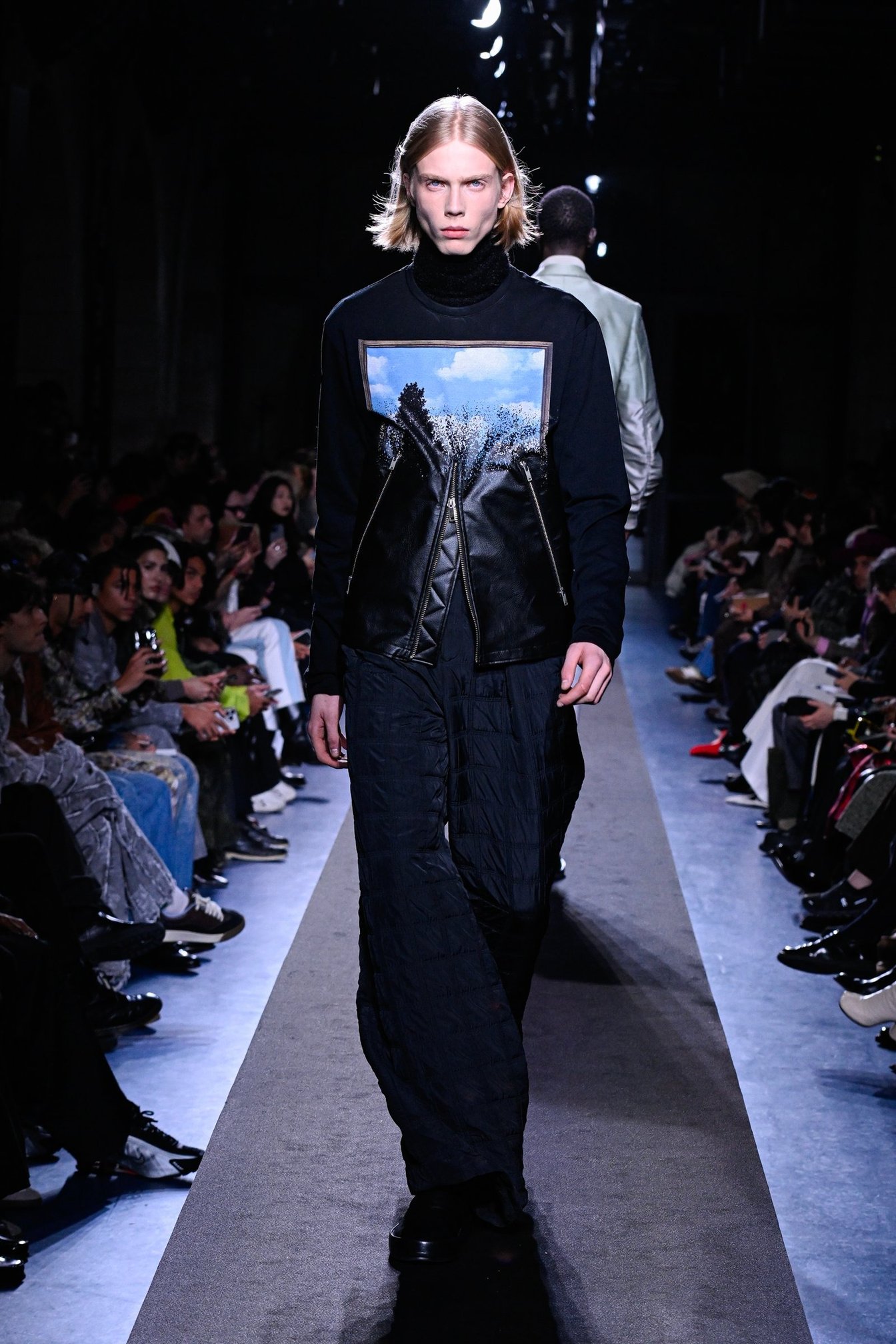 タークの洋服を着た男性モデル