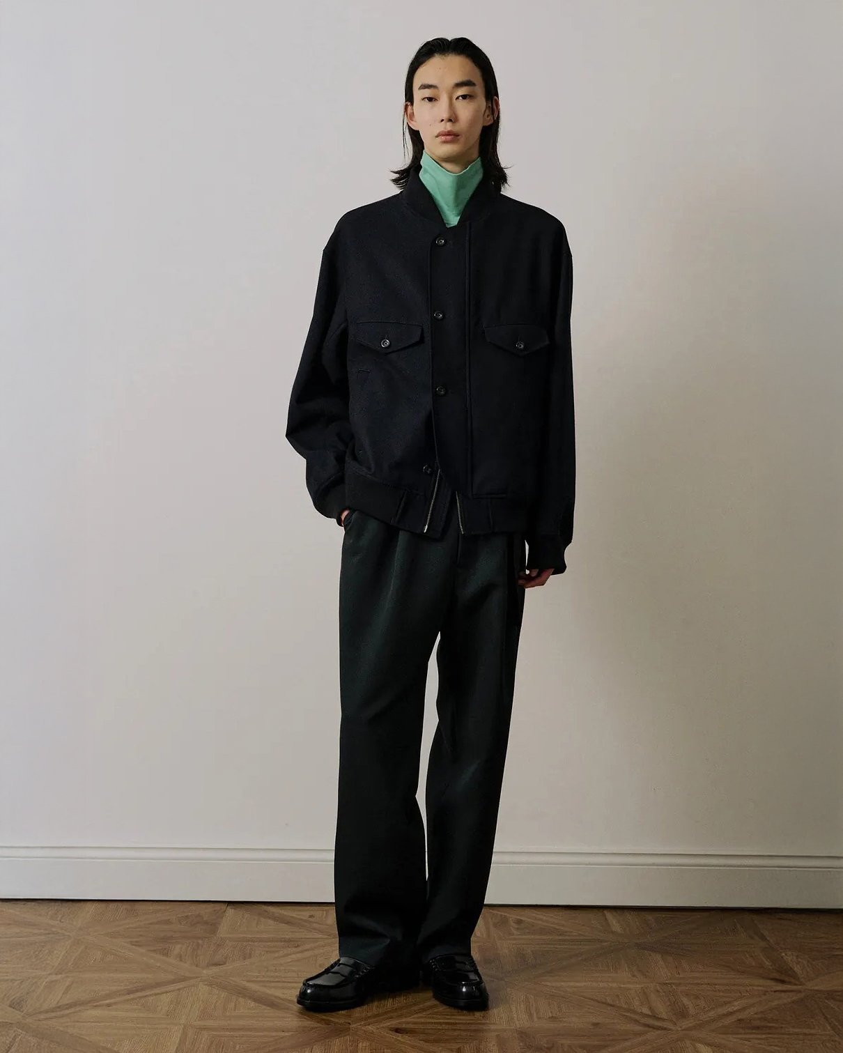 ウジョーの洋服を着た男性モデル