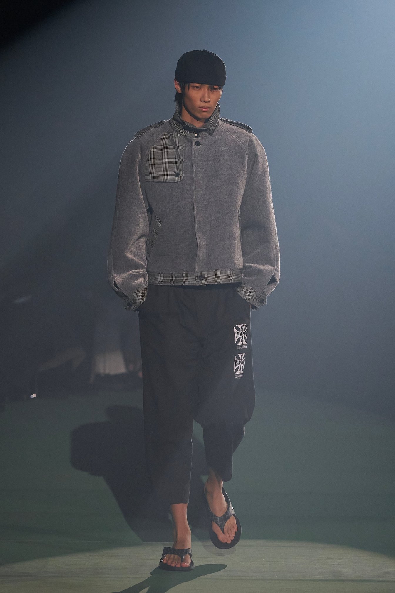 チルドレンオブザディスコーダンスの服を着た男性モデル