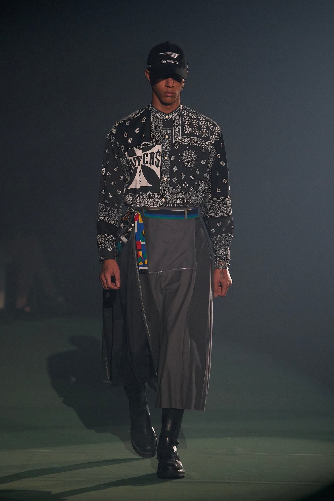 チルドレンオブザディスコーダンスの服を着た男性モデル