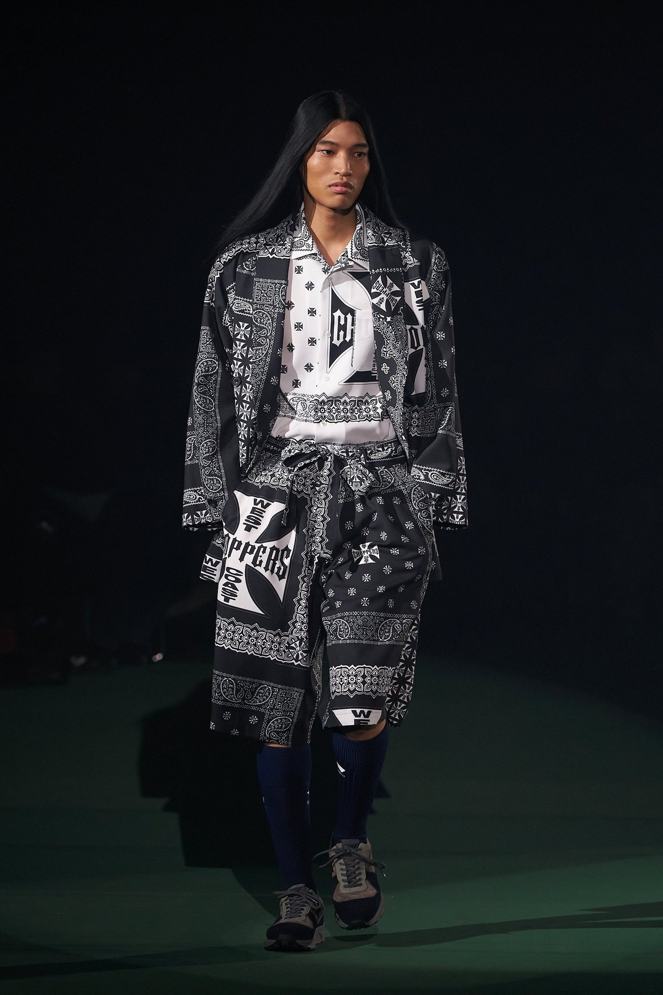 チルドレンオブザディスコーダンスの服を着た男性モデル