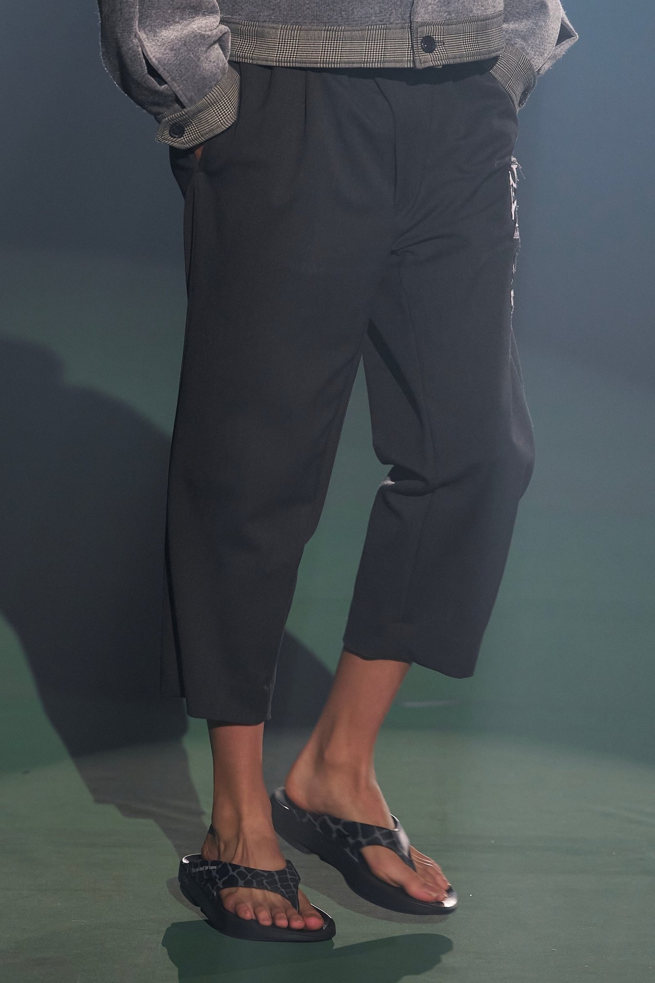 チルドレンオブザディスコーダンスの服を着た男性モデル