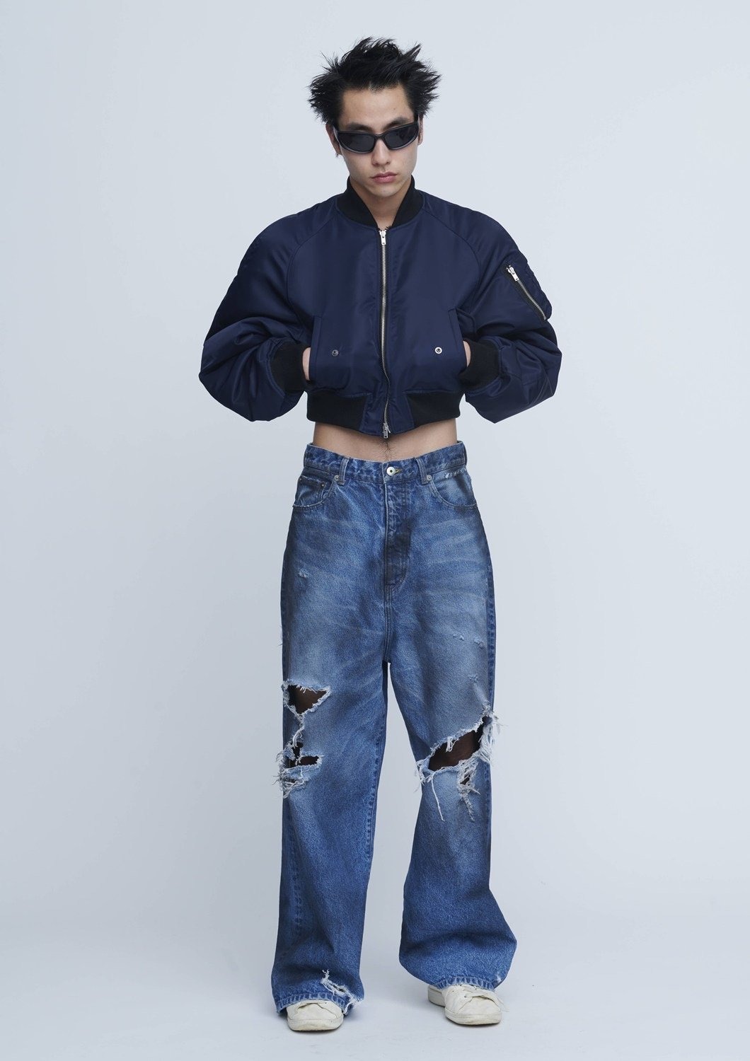 アンスクリアの服を着たモデル