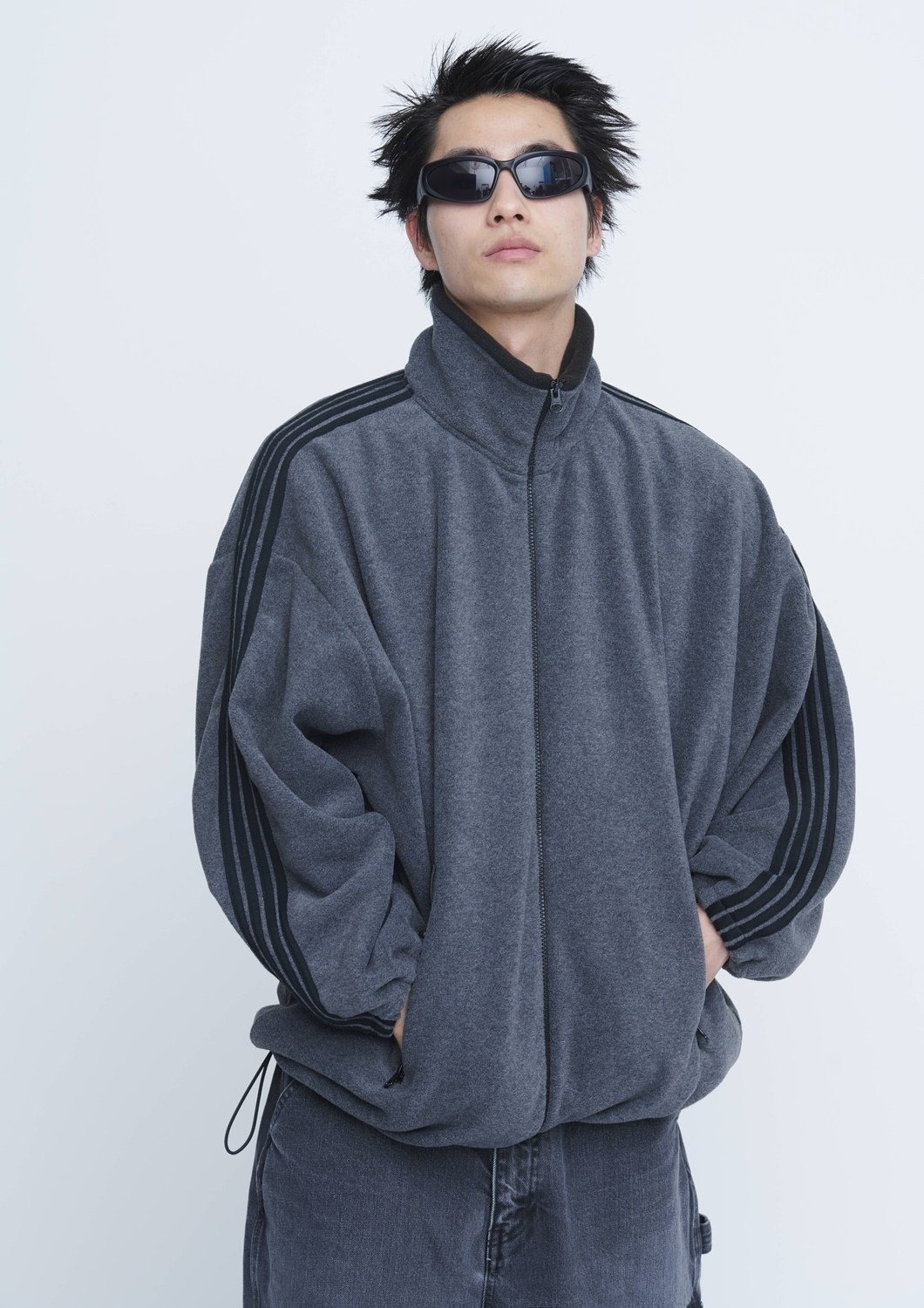 アンスクリアの服を着たモデル