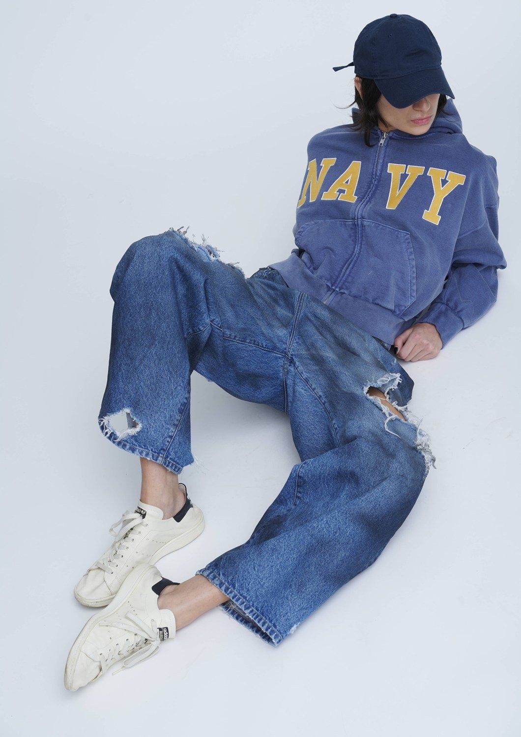 アンスクリアの服を着たモデル