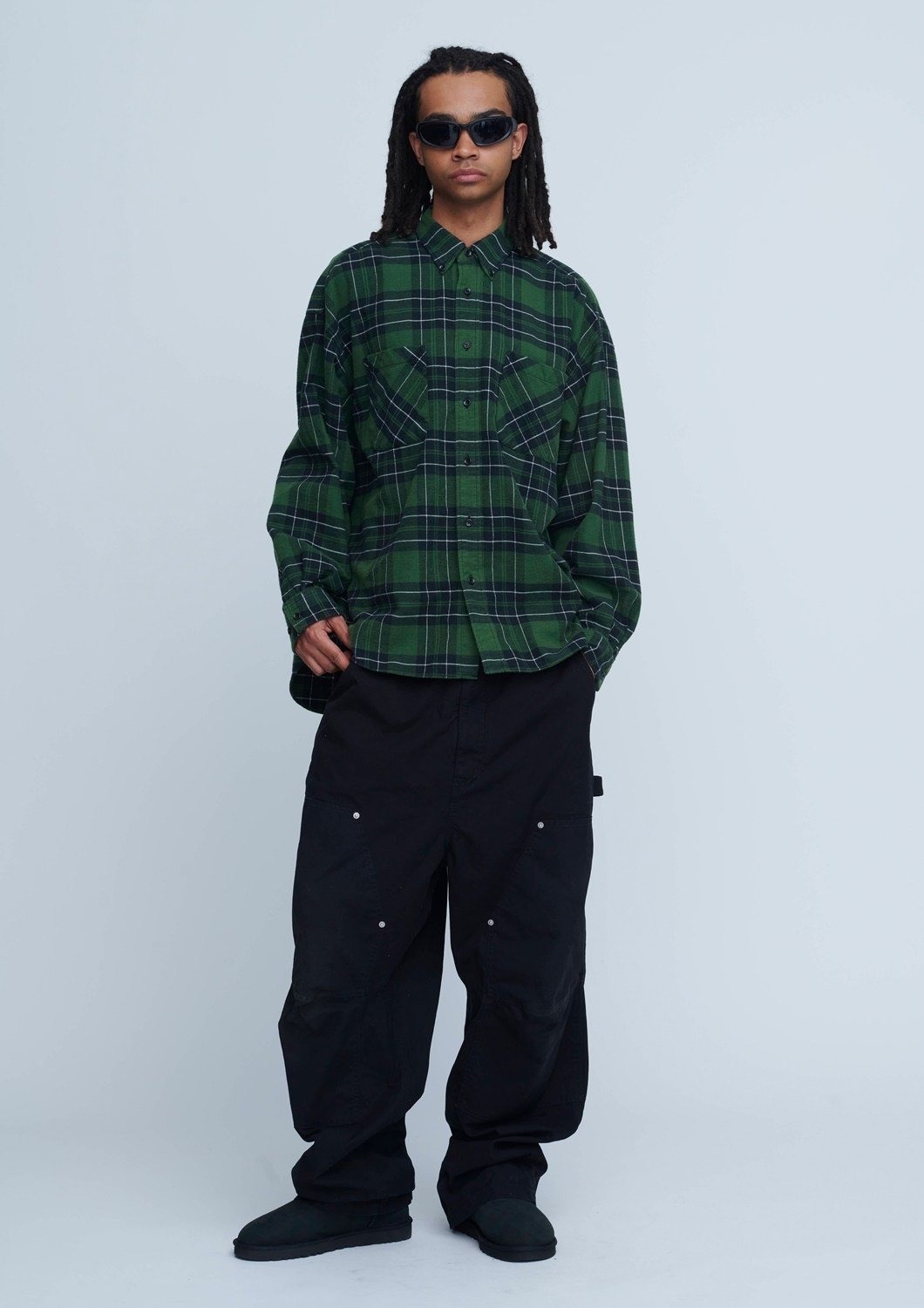 アンスクリアの服を着たモデル