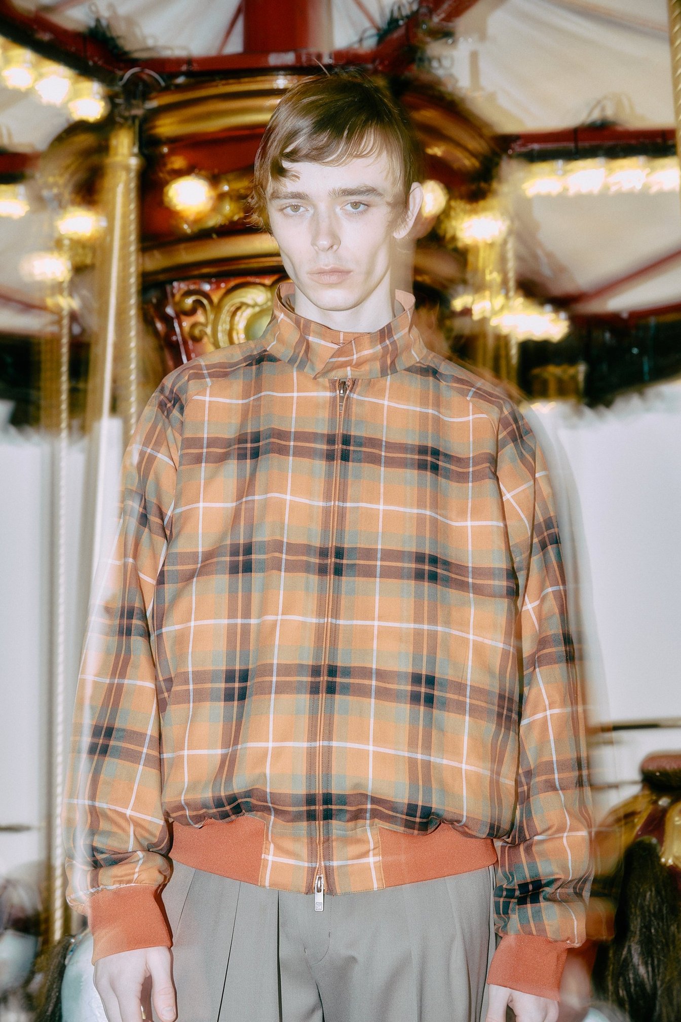 N.ハリウッドの洋服を着たモデル