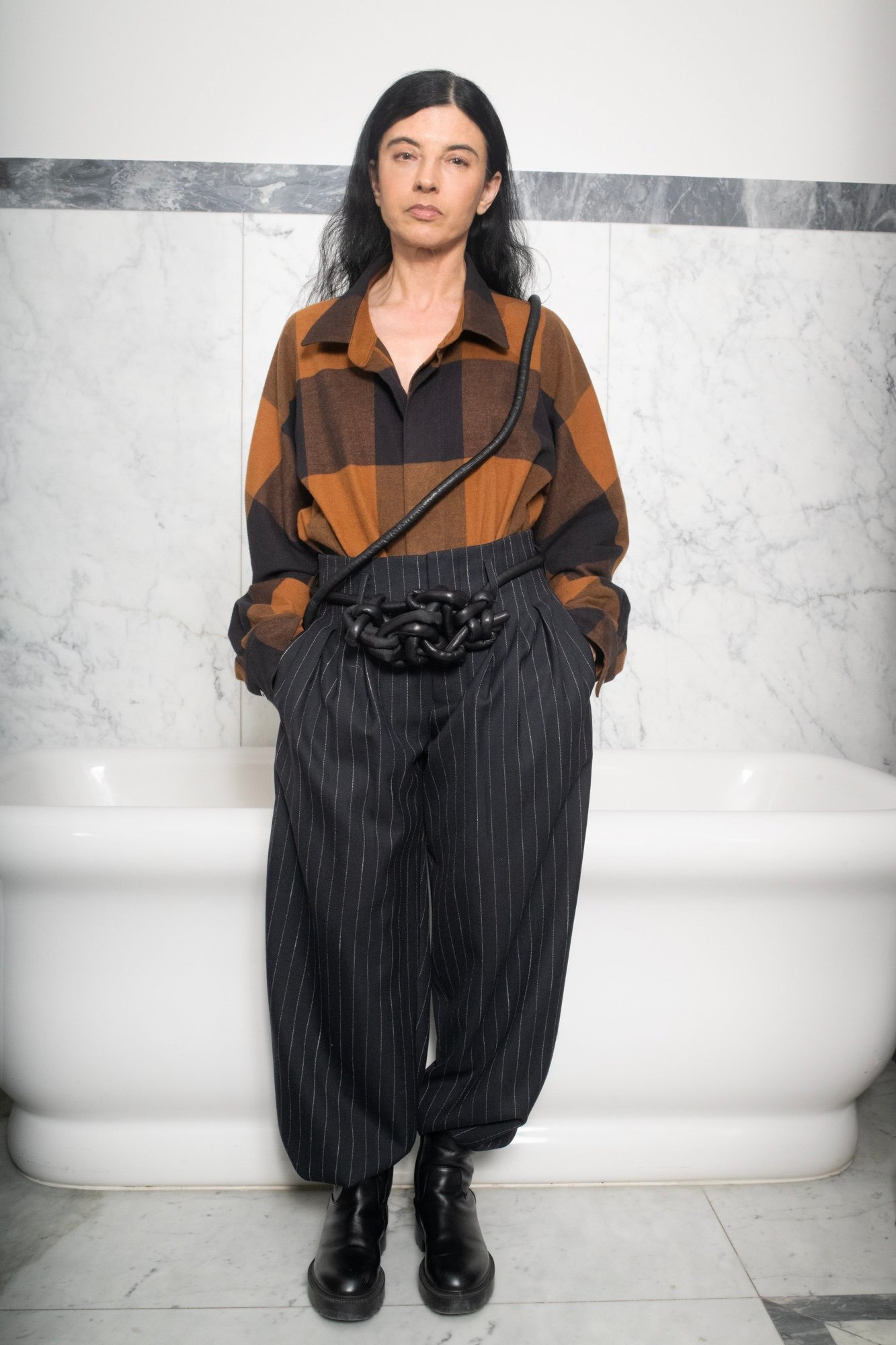 オーバーコートの洋服を着たモデル